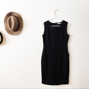 FITTED BLACK CAP SLEEVED DRESS